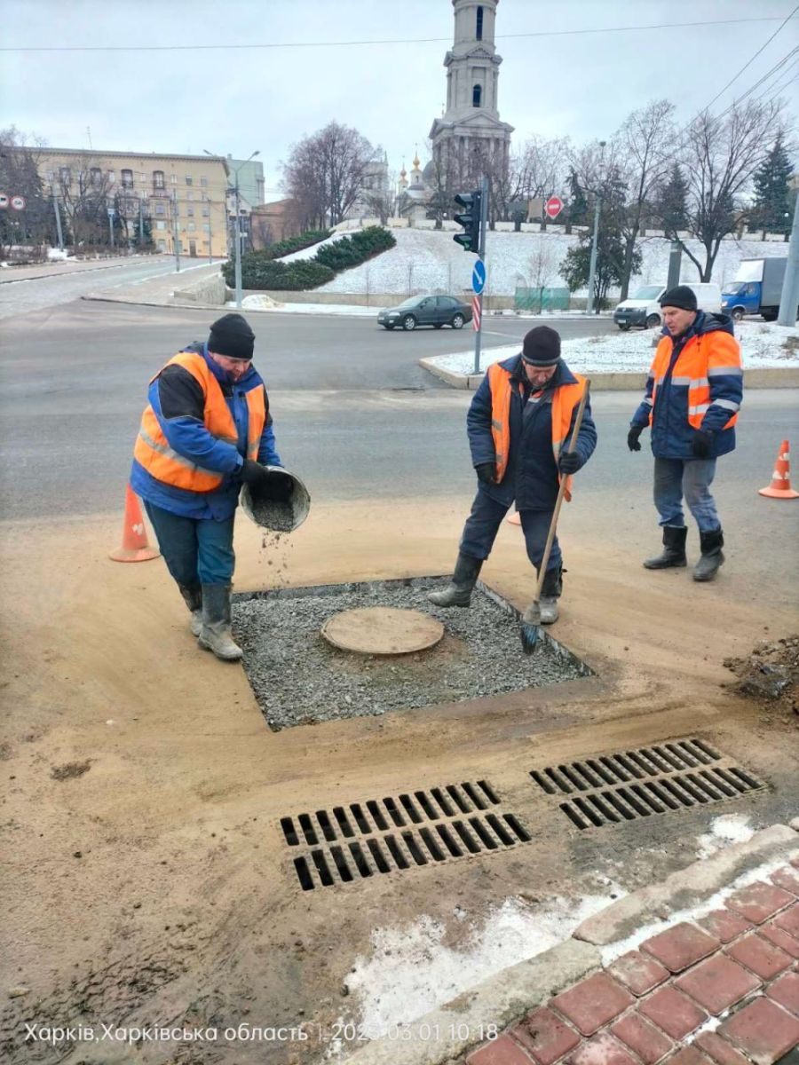 Прочистили зливи на низці вулиць Харкова комунальники